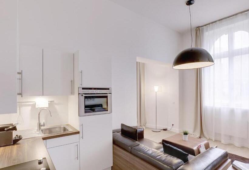 スタンダードスタジオ, The Red Apartments