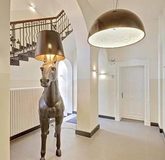 コンフォートワンルーム, The Red Apartments