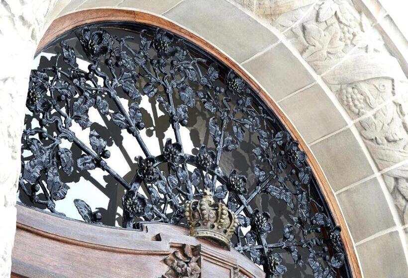 ペントハウススイート, The Red Apartments