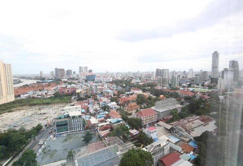 חדר סטנדרט לשלושה, The Penthouse Residence