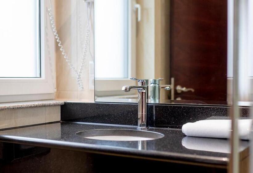 اتاق اکونومی, Palast