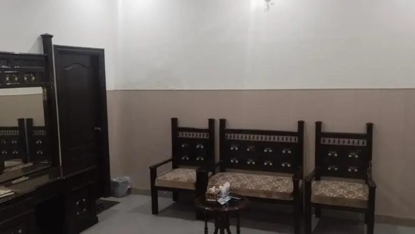 اتاق لوکس خانوادگی, Shelton Palace