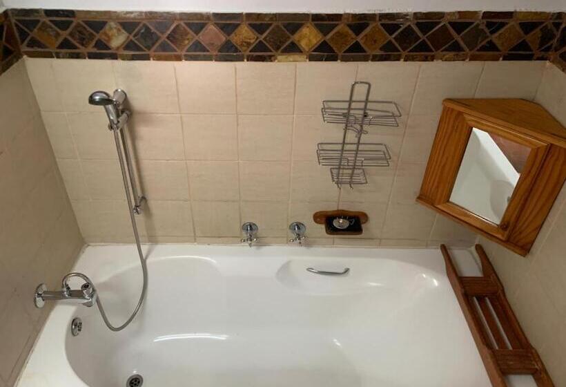 行政房间, Mereke Manor