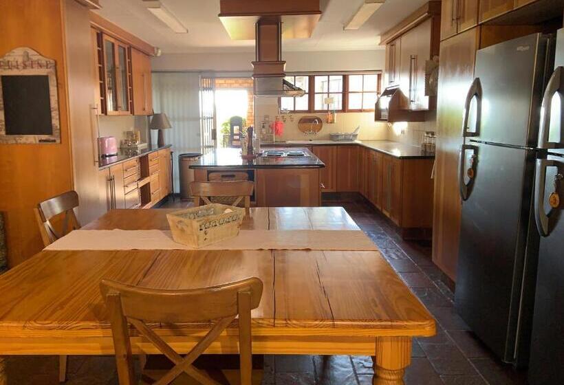 行政房间, Mereke Manor