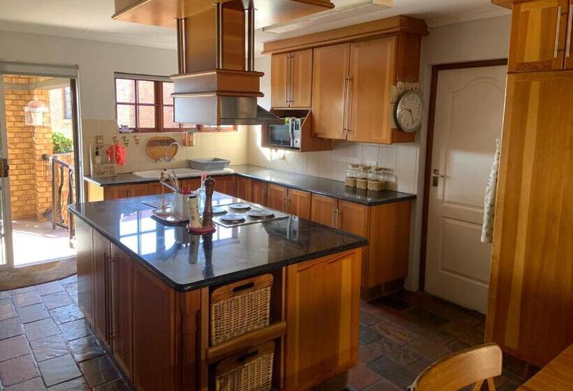 行政房间, Mereke Manor