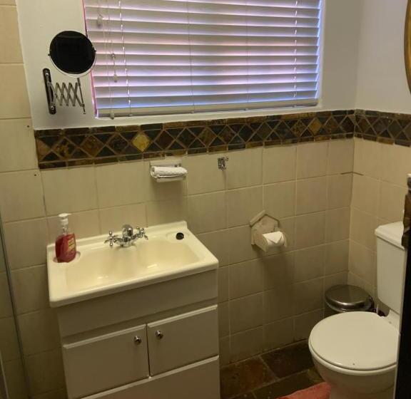 标准单人间, Mereke Manor