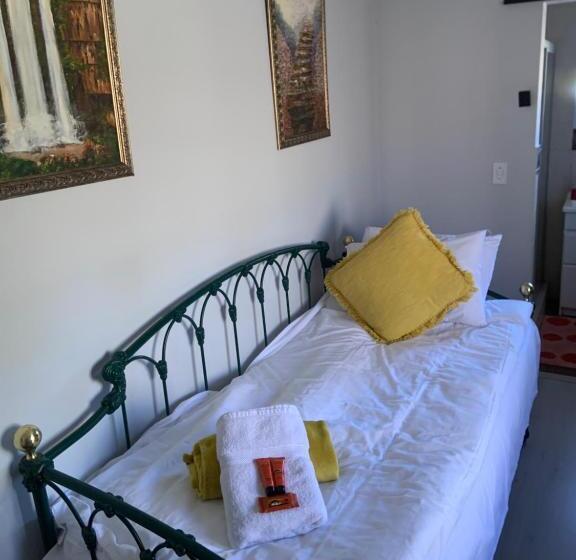 标准单人间, Mereke Manor