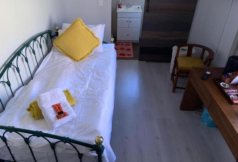 标准单人间, Mereke Manor