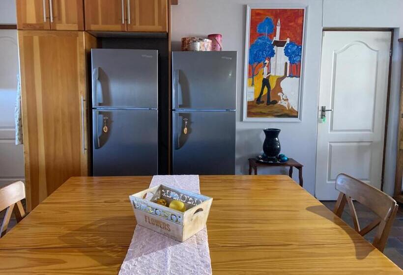 行政房间, Mereke Manor