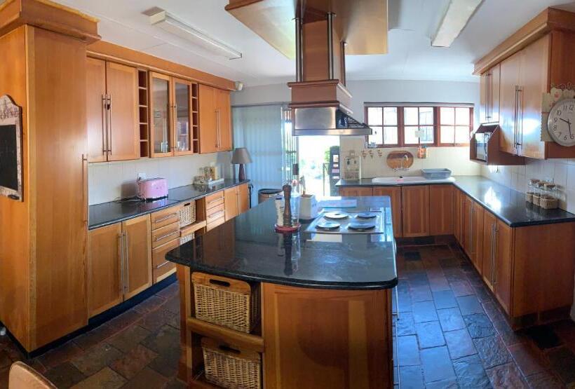 标准单人间, Mereke Manor