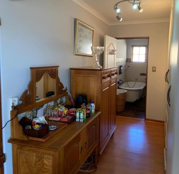 行政房间, Mereke Manor