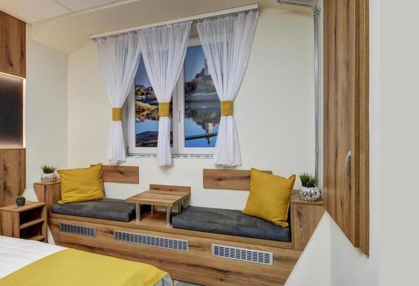 スーペリアールーム, Riverside Inn Dunaparti Szuterén