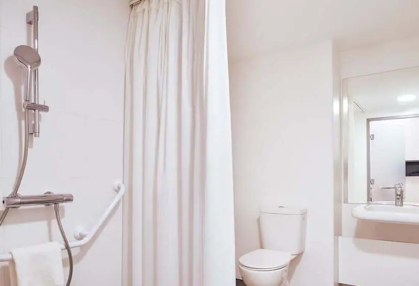 اتاق استاندارد برای معلولان, Easyhotel Paris Charles De Gaulle Villepinte