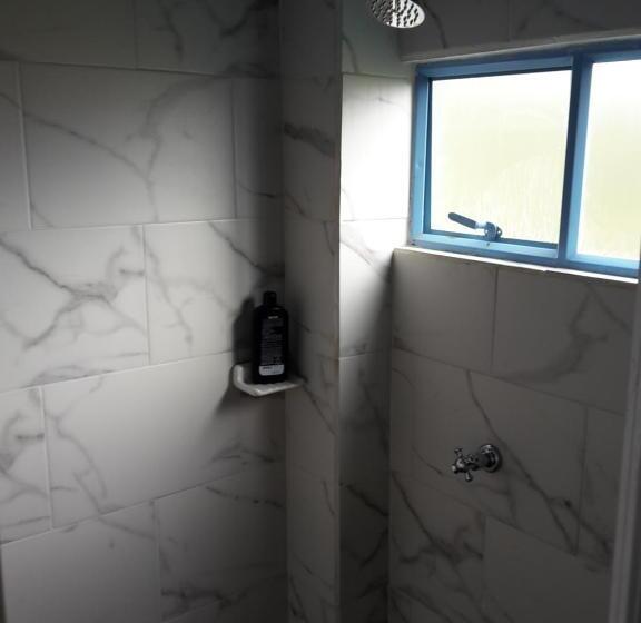 标准三人间, Alex Country House