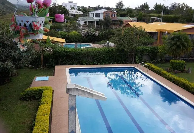 ファミリールーム, Alex Country House