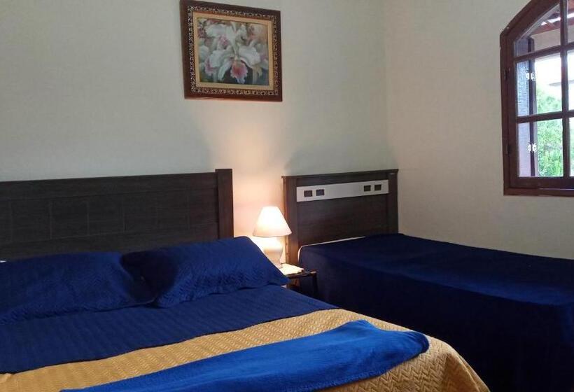 标准三人间, Hostel Café