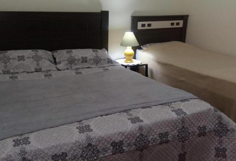 标准三人间, Hostel Café