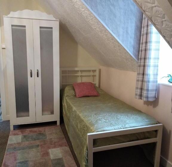 سرير فى غرفة مشتركه, The Old Bakery