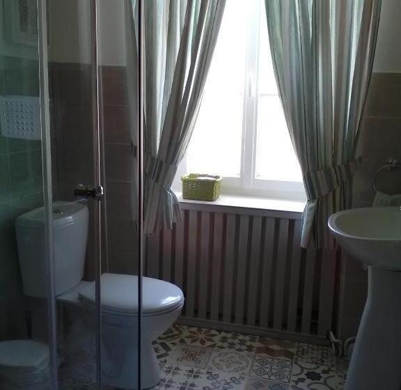 غرفة إقتصادية, The Old Bakery