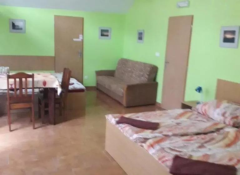 スタンダード４人部屋, Penzion   Restaurace Na Výšince