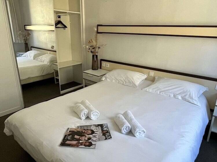 Номер Стандарт Трехместный, Brit Hotel Des Grands Hommes   Bordeaux Centre