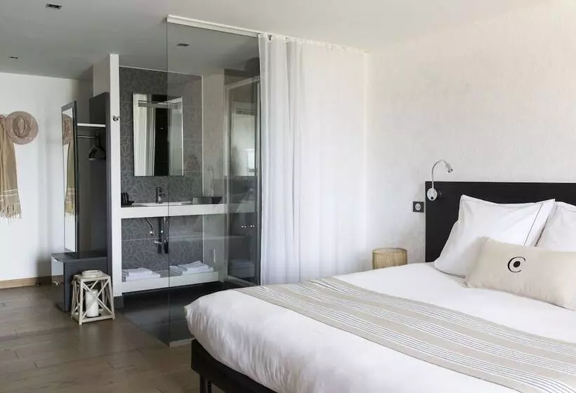 اتاق لوکس با چشم‌انداز دریا, Castel Beau Site
