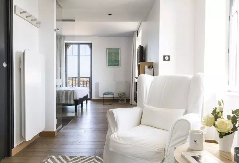 اتاق لوکس با چشم‌انداز دریا, Castel Beau Site