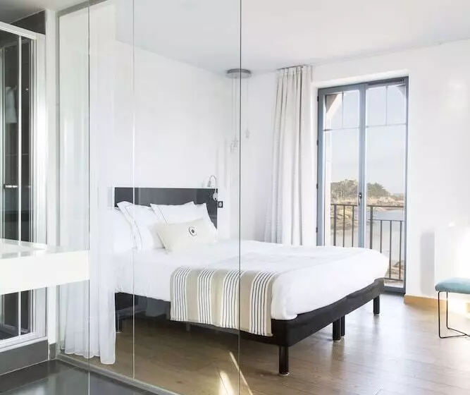 اتاق لوکس با چشم‌انداز دریا, Castel Beau Site