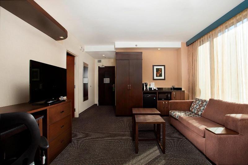 キングサイズベッドのスタンダードルーム, Courtyard By Marriott Montreal Downtown
