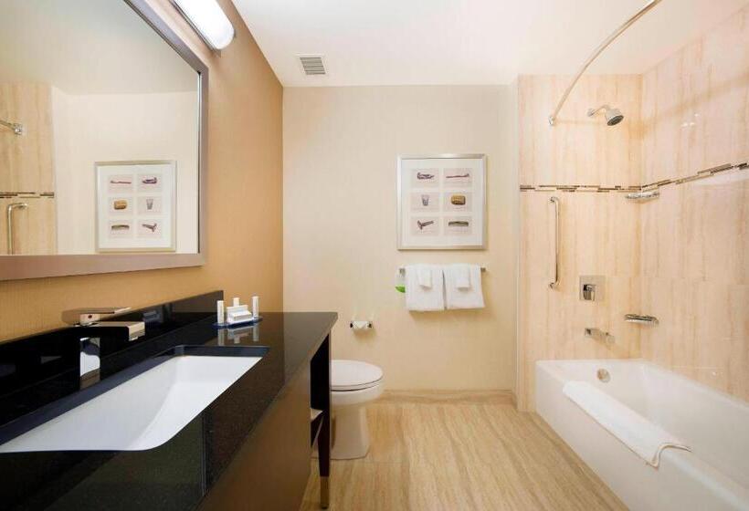 キングサイズベッドのスタンダードルーム, Courtyard By Marriott Montreal Downtown