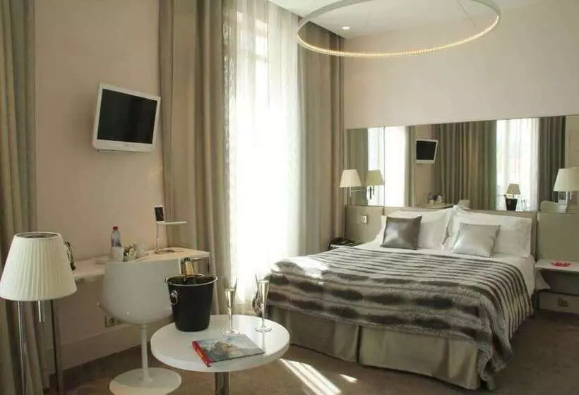 اتاق لوکس, Le Cesar