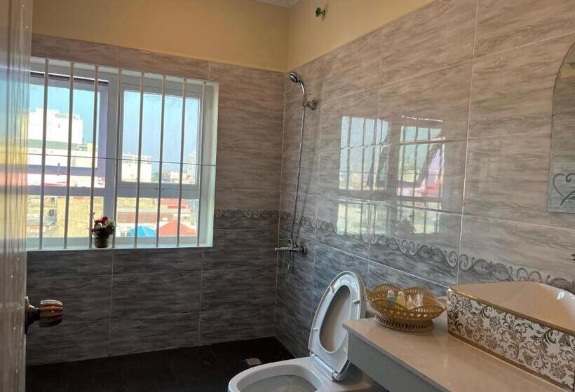 חדר סטנדרט לשלושה, Queen Wood