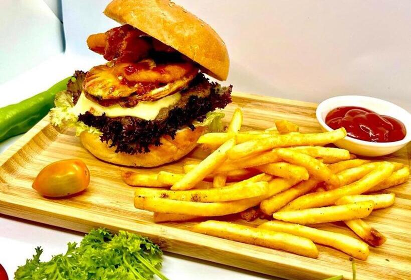 חדר סטנדרט לשלושה, Queen Wood