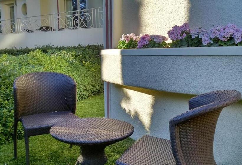 اتاق لوکس با بالکن و چشمانداز دریا, Royalmar