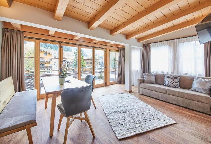 جناح ديلوكس, Salzburg