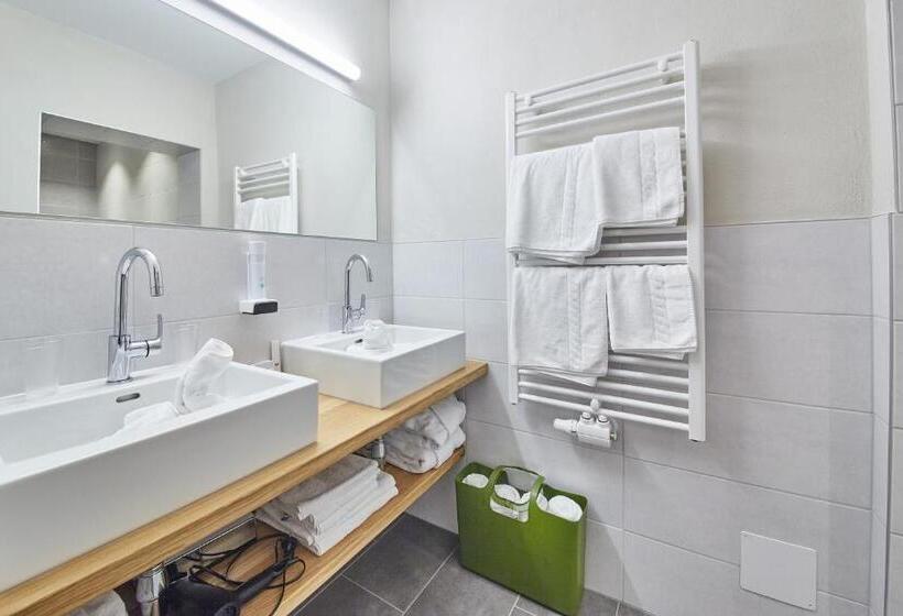 جناح ديلوكس, Salzburg