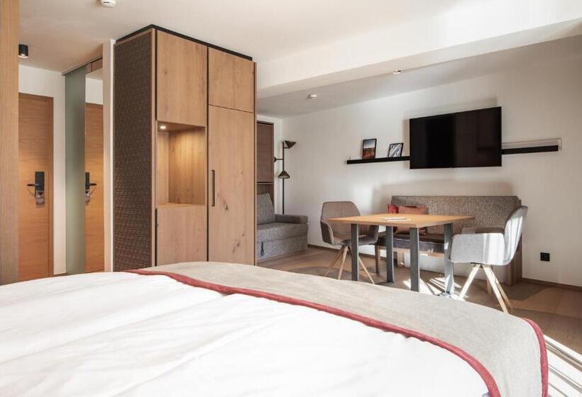 جناح جونيور عائلى, Salzburg