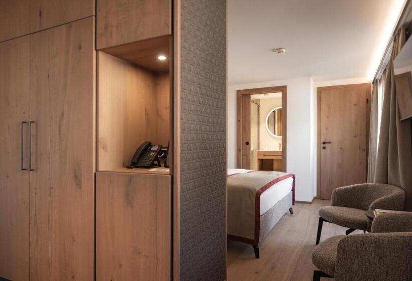 إستوديو ديلوكس, Salzburg