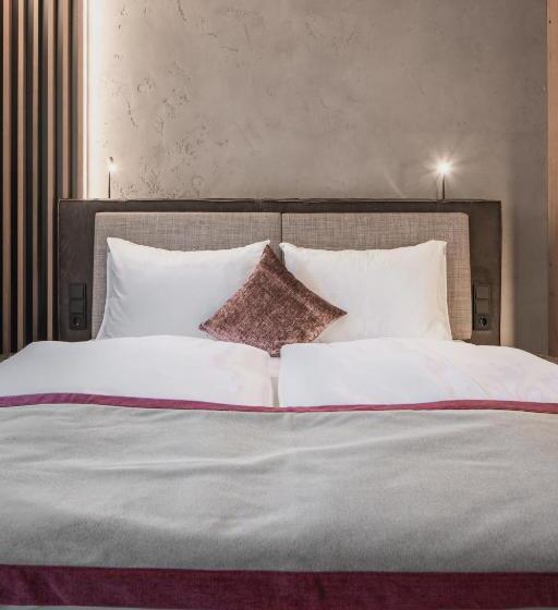 جناح جونيور عائلى, Salzburg