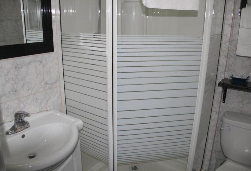 جناح مزود بجاكوزى, Perth Plaza Inn & Suites