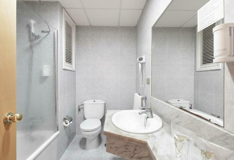 غرفة قياسية ثلاثية, Hc Hotel Magec