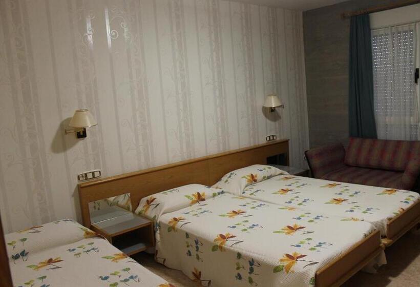 חדר סטנדרט לשלושה, Hostal Burbia