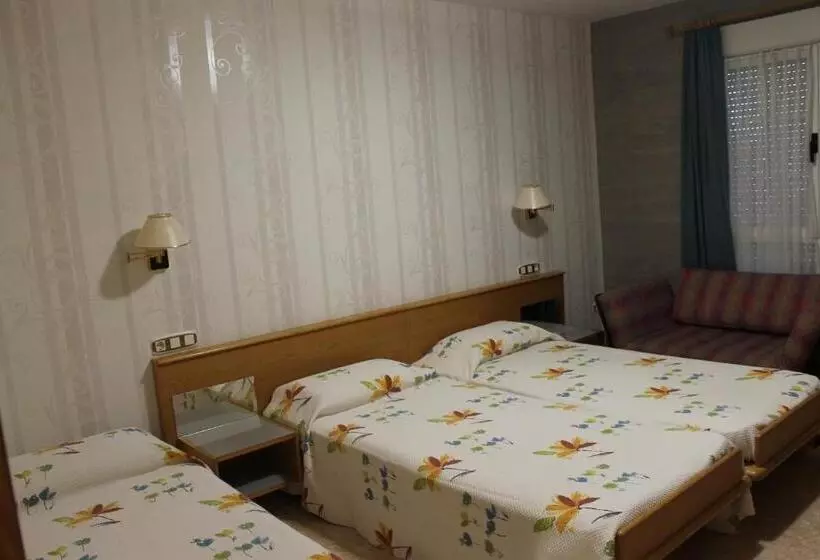 اتاق استاندارد سه نفره, Hostal Burbia