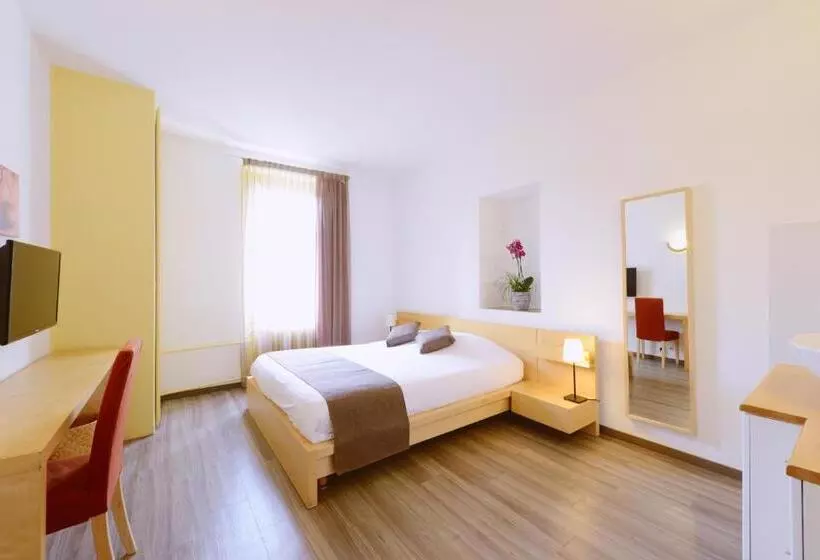 اتاق استاندارد با سرویس بهداشتی مشترک, Hôtel Du Marché