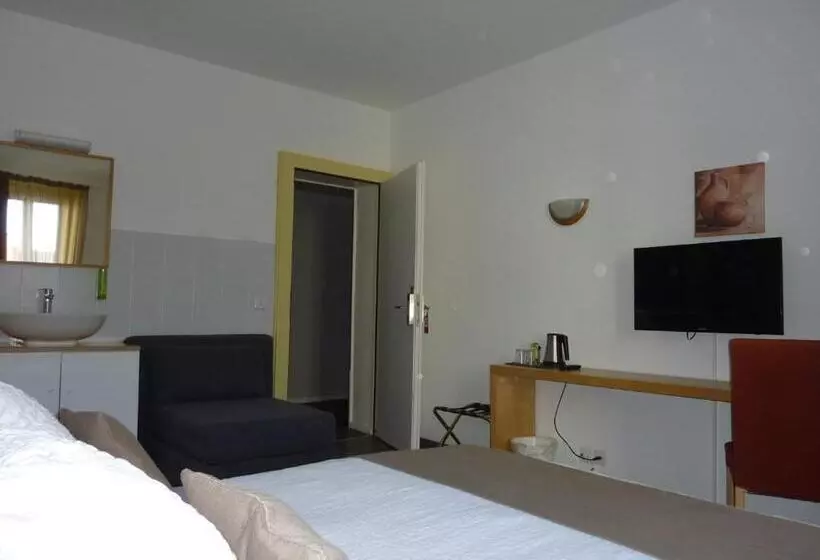 اتاق استاندارد سه تخته با سرویس بهداشتی مشترک, Hôtel Du Marché