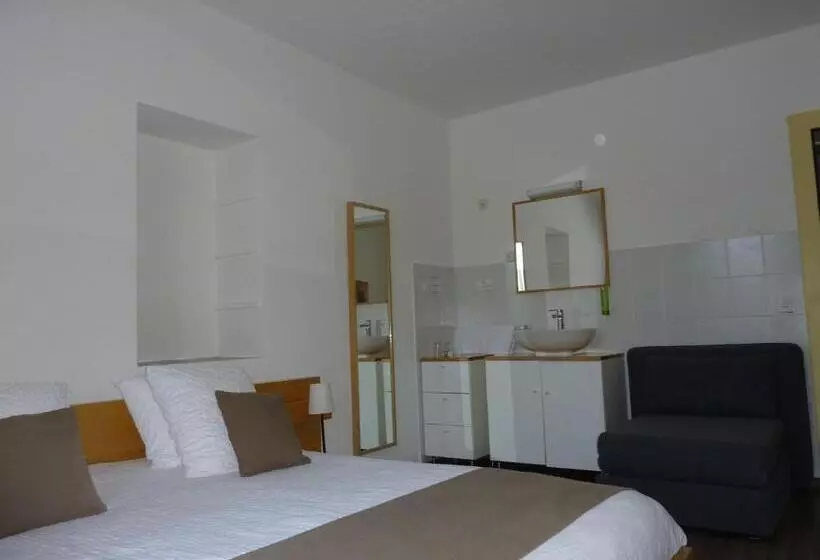 اتاق استاندارد سه تخته با سرویس بهداشتی مشترک, Hôtel Du Marché