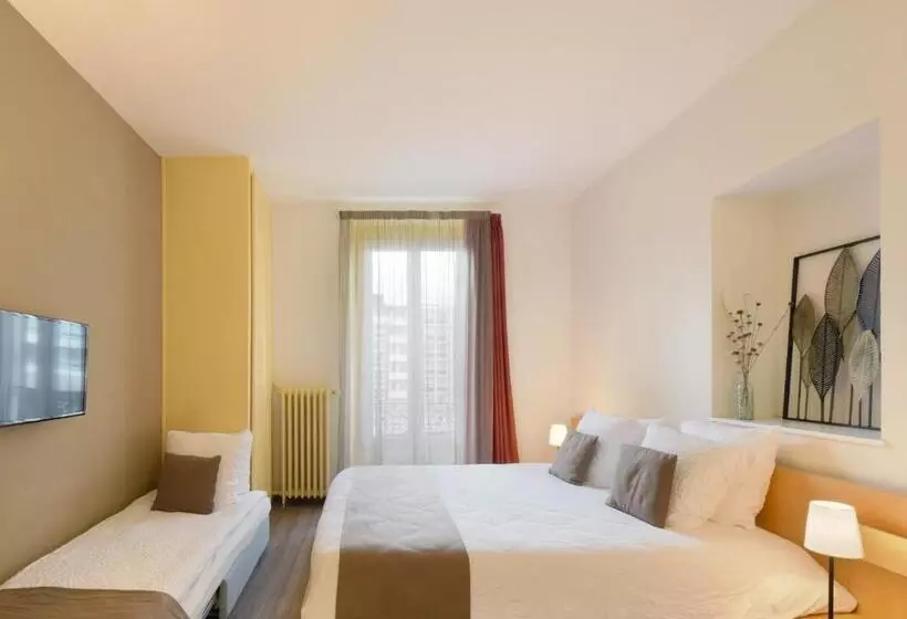 اتاق استاندارد سه تخته با سرویس بهداشتی مشترک, Hôtel Du Marché
