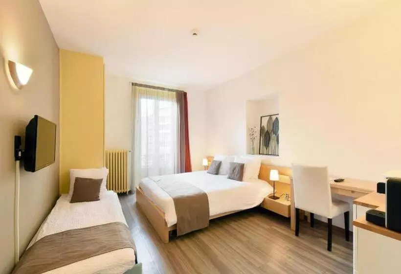 اتاق استاندارد سه تخته با سرویس بهداشتی مشترک, Hôtel Du Marché