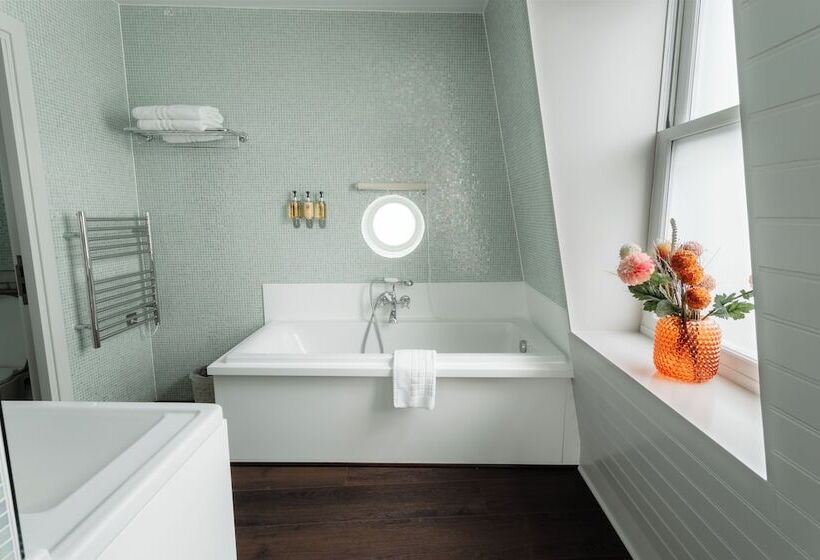 סוויטה, Leicester House