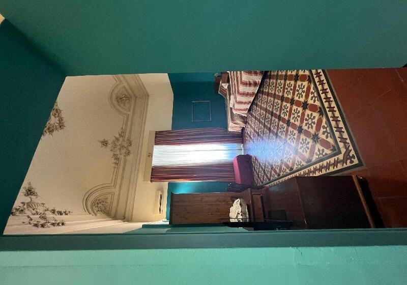 جناح جونيور مزوَّد بشرفة, Valentino